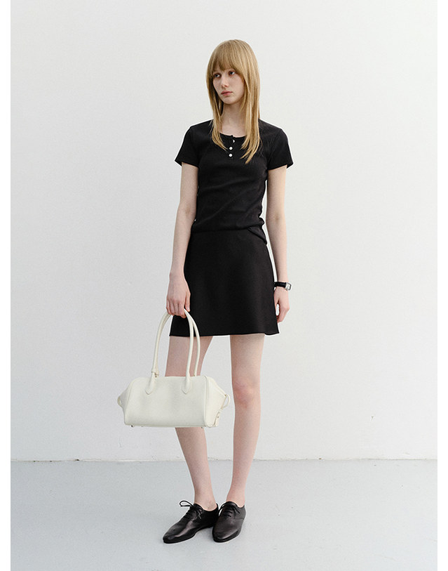 던스트 CLASSIC SCOOP NECK TOP BLACK_UDTS6B222BK 블랙 착용컷