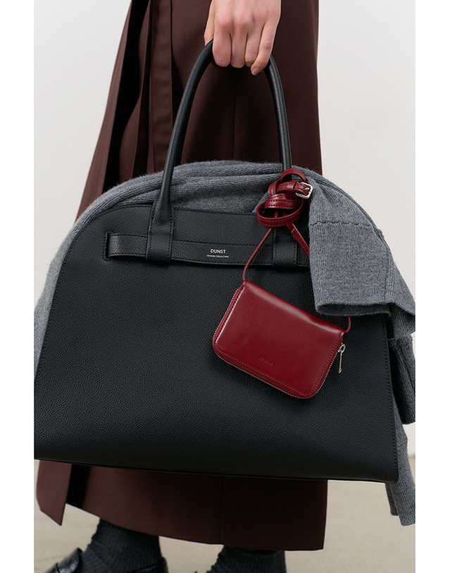 던스트 ESSENTIAL MINI CARD BAG BURGUNDY_UDBA4E210R2 레드 착용컷