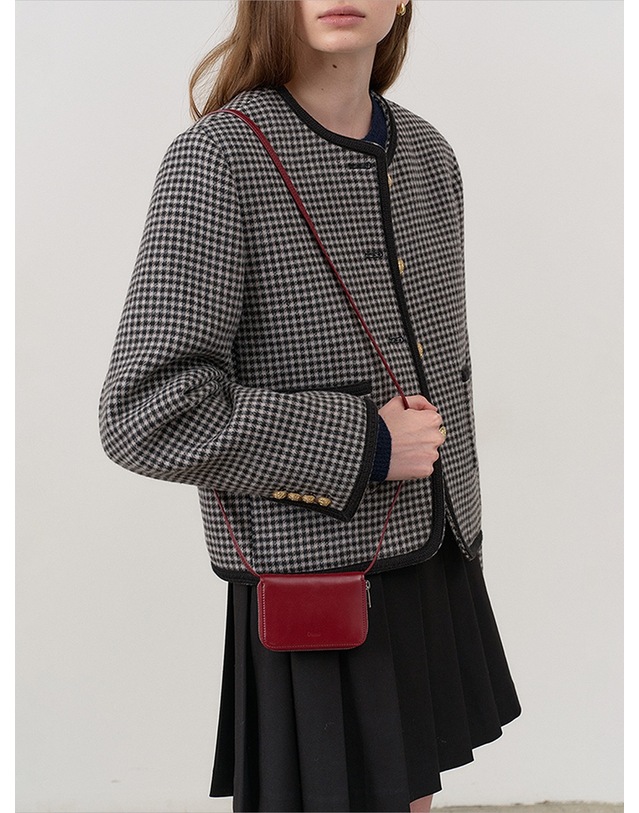 던스트 ESSENTIAL MINI CARD BAG BURGUNDY_UDBA4E210R2 레드 착용컷