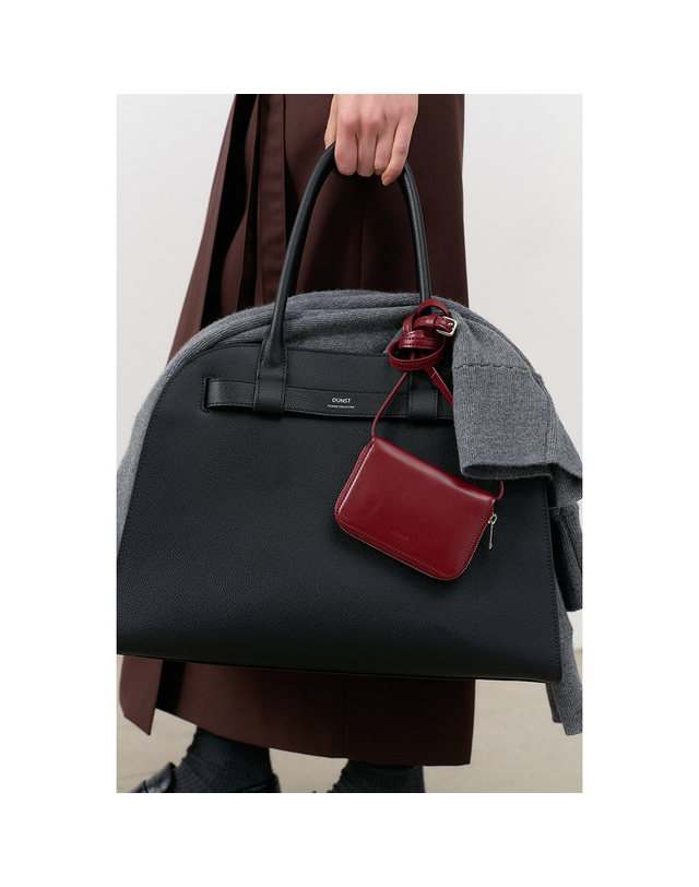 던스트 ESSENTIAL MINI CARD BAG BURGUNDY_UDBA4E210R2 레드 착용컷