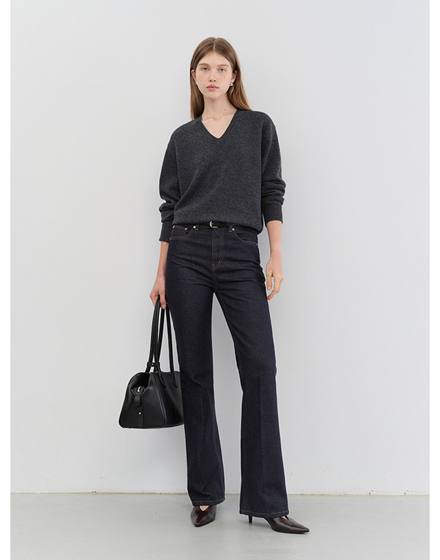 던스트 70S SEMI FLARED JEANS RAW BLUE_UDPA5C209N1 네이비 착용컷