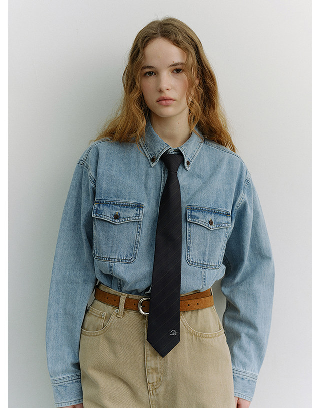 던스트 UNISEX CLASSIC DENIM SHIRT LIGHT BLUE_UDSH6A101B1 블루 착용컷
