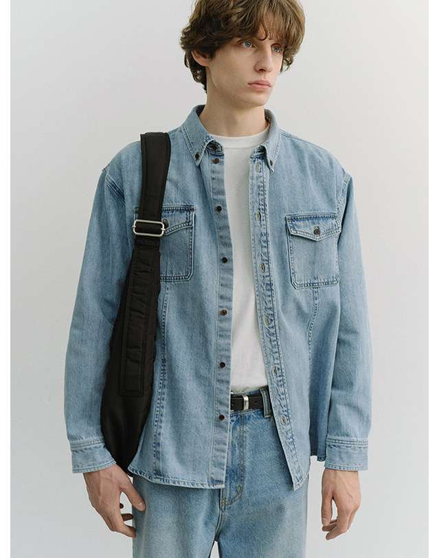던스트 UNISEX CLASSIC DENIM SHIRT LIGHT BLUE_UDSH6A101B1 블루 착용컷