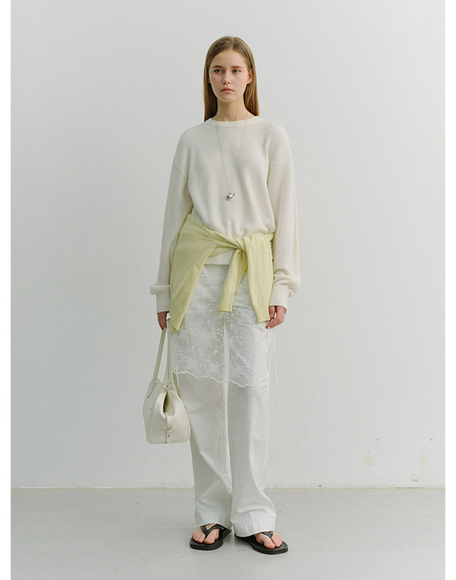던스트 UNISEX BUTTONED CREWNECK SWEATER IVORY_UDSW6A107I1 그레이 착용컷