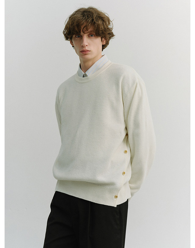 던스트 UNISEX BUTTONED CREWNECK SWEATER IVORY_UDSW6A107I1 그레이 착용컷