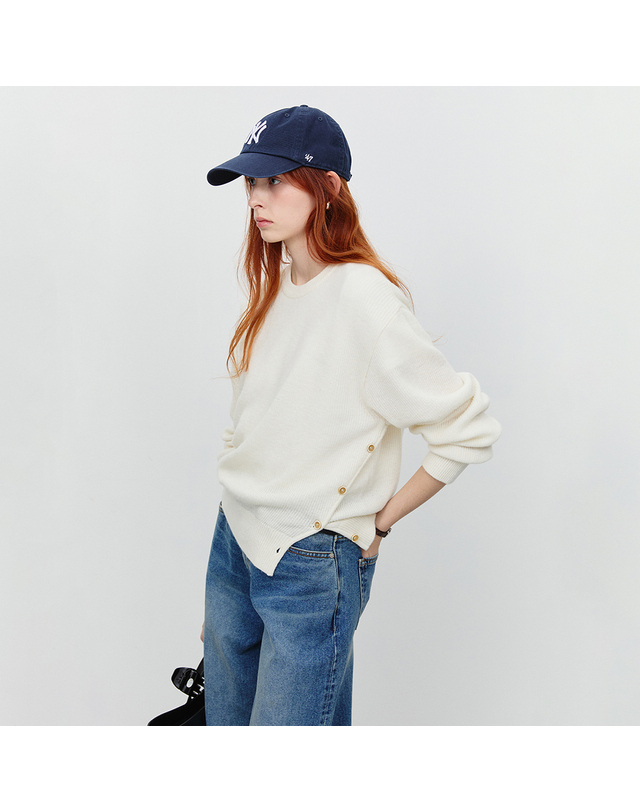 던스트 UNISEX BUTTONED CREWNECK SWEATER IVORY_UDSW6A107I1 그레이 착용컷