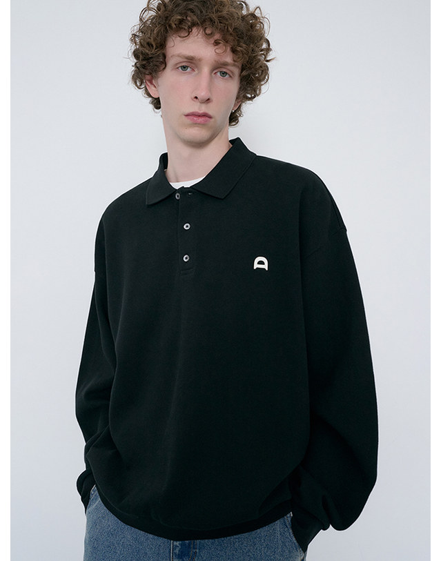 던스트 UNISEX LEATHER LOGO COLLARED T-SHIRT BLACK_UDTS6C110BK 블랙 착용컷
