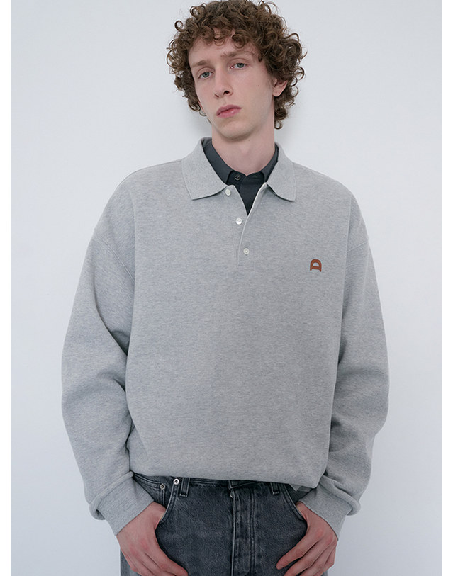 던스트 UNISEX LEATHER LOGO COLLARED T-SHIRT MELANGE GREY_UDTS6C110G2 그레이 착용컷