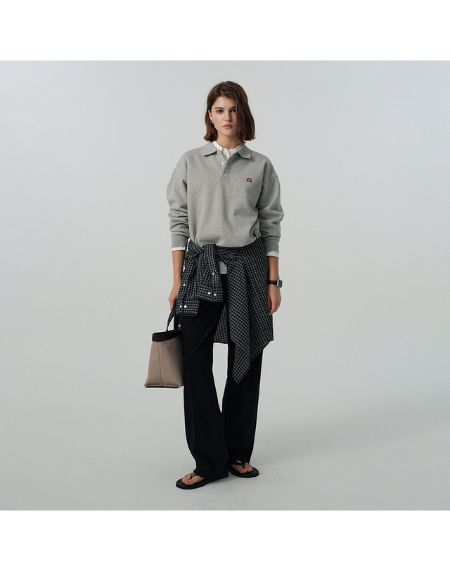 던스트 UNISEX LEATHER LOGO COLLARED T-SHIRT MELANGE GREY_UDTS6C110G2 그레이 착용컷