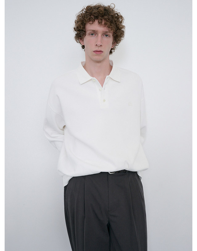 던스트 UNISEX LEATHER LOGO COLLARED T-SHIRT WHITE_UDTS6C110WT 흰색 착용컷