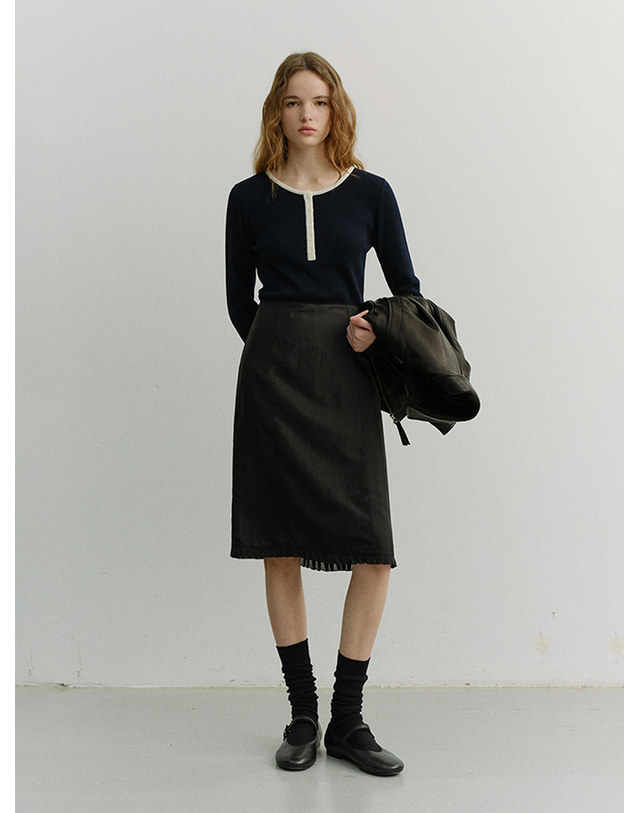 던스트 BUTTONED ROUND-NECK KNIT TOP NAVY_UDSW6A205N2 네이비 착용컷