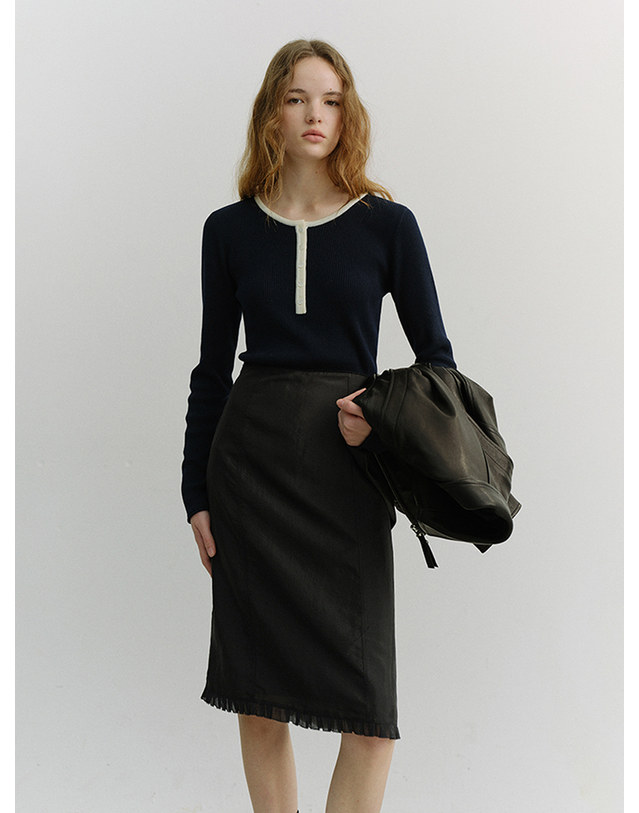 던스트 BUTTONED ROUND-NECK KNIT TOP NAVY_UDSW6A205N2 네이비 착용컷
