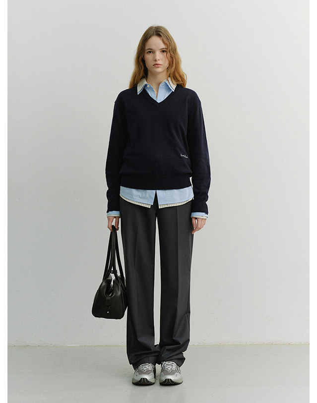 던스트 UNISEX SOFT V-NECK SWEATER FRENCH NAVY_UDSW6A108N2 네이비 착용컷