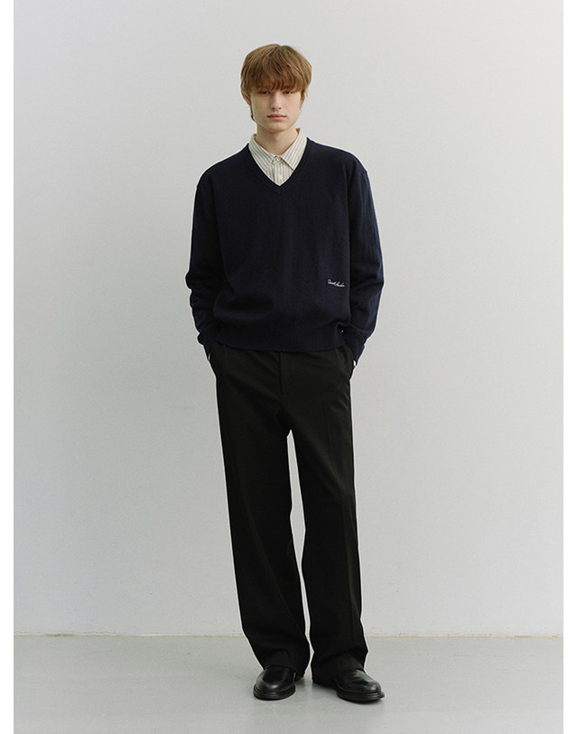 던스트 UNISEX SOFT V-NECK SWEATER FRENCH NAVY_UDSW6A108N2 네이비 착용컷