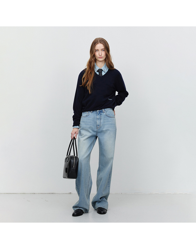 던스트 UNISEX SOFT V-NECK SWEATER FRENCH NAVY_UDSW6A108N2 네이비 착용컷