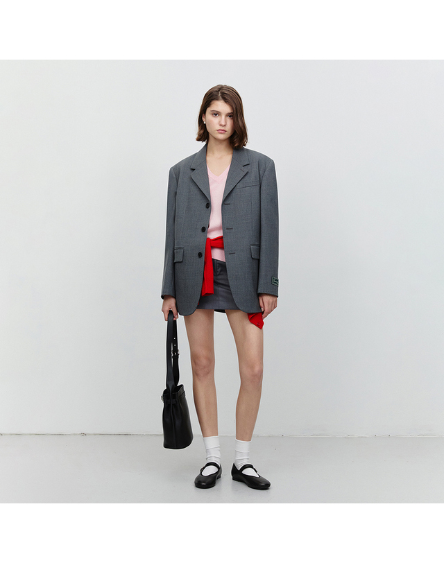 던스트 UNISEX 3 BUTTON WOOL BLAZER CHARCOAL GREY_UDJA6A103CG 그레이 착용컷