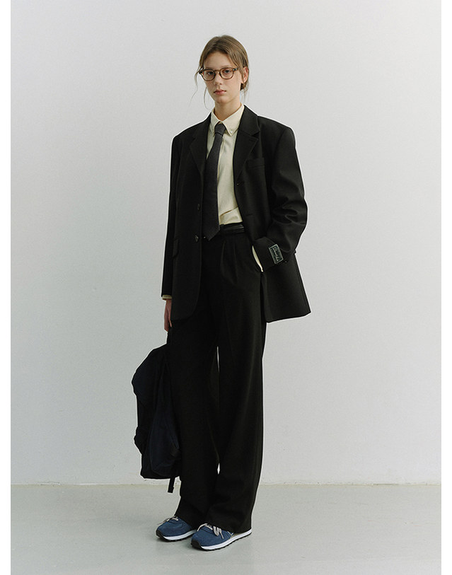 던스트 UNISEX 3 BUTTON WOOL BLAZER BLACK_UDJA6A103BK 블랙 착용컷