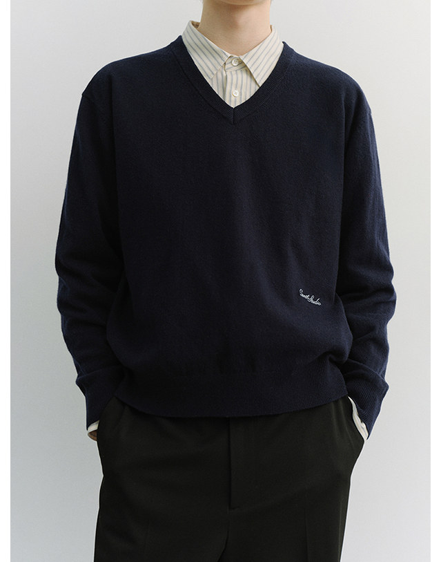 던스트 UNISEX SOFT V-NECK SWEATER FRENCH NAVY_M_UDSW6A108N2 네이비 착용컷