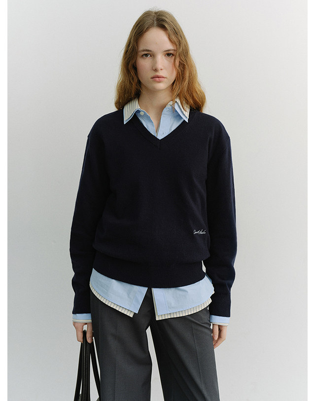 던스트 UNISEX SOFT V-NECK SWEATER FRENCH NAVY_M_UDSW6A108N2 네이비 착용컷