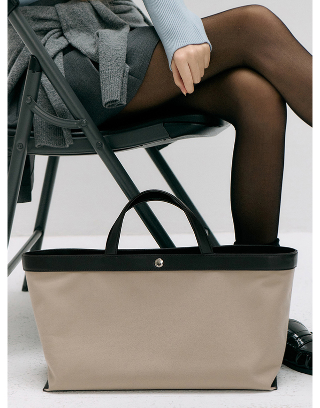 던스트 CANVAS LEATHER TOTE BAG BEIGE BROWN_UDBA5E213I1 그레이 착용컷