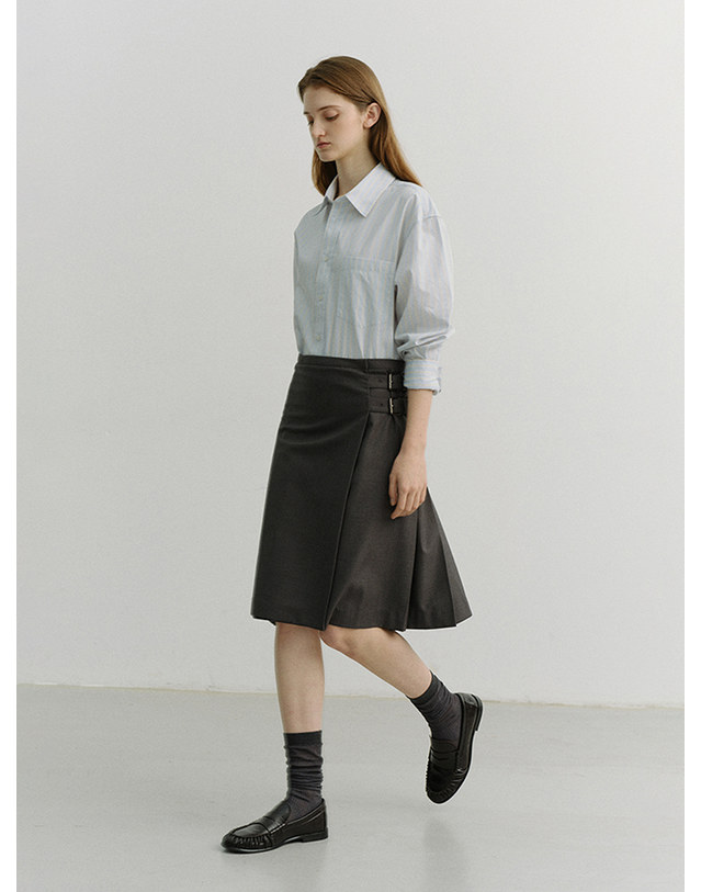던스트 UNISEX OVERSIZED STRIPED SHIRT MISTY BLUE STRIPE_UDSH6A104B1 블루 착용컷