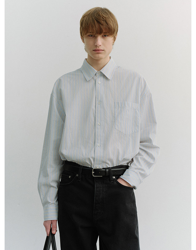 던스트 UNISEX OVERSIZED STRIPED SHIRT MISTY BLUE STRIPE_UDSH6A104B1 블루 착용컷