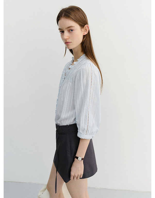 던스트 JANE FRILL BLOUSE SOFT BLUE_UDBL6B222B1 블루 착용컷