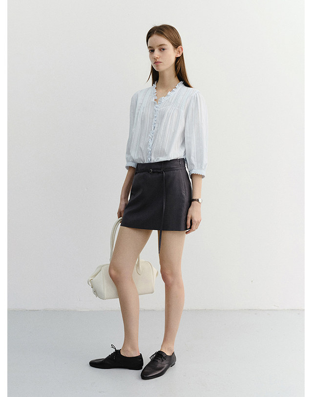 던스트 JANE FRILL BLOUSE SOFT BLUE_UDBL6B222B1 블루 착용컷