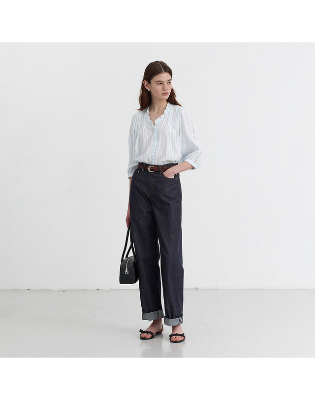 던스트 JANE FRILL BLOUSE SOFT BLUE_UDBL6B222B1 블루 착용컷