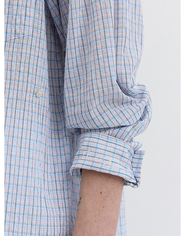 던스트 UNISEX CLASSIC CHECK OVERSHIRT SOFT BLUE CHECK_UDSH5B124B1 블루 착용컷