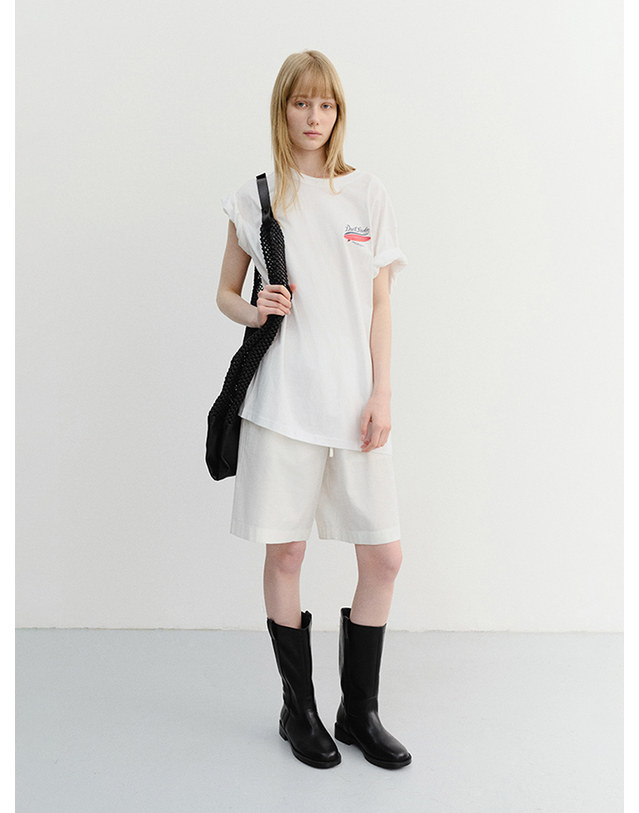 던스트 UNISEX SUMMER HOLIDAY SURF BOARD T-SHIRT OFF WHITE_UDTS6B133OW 흰색 착용컷