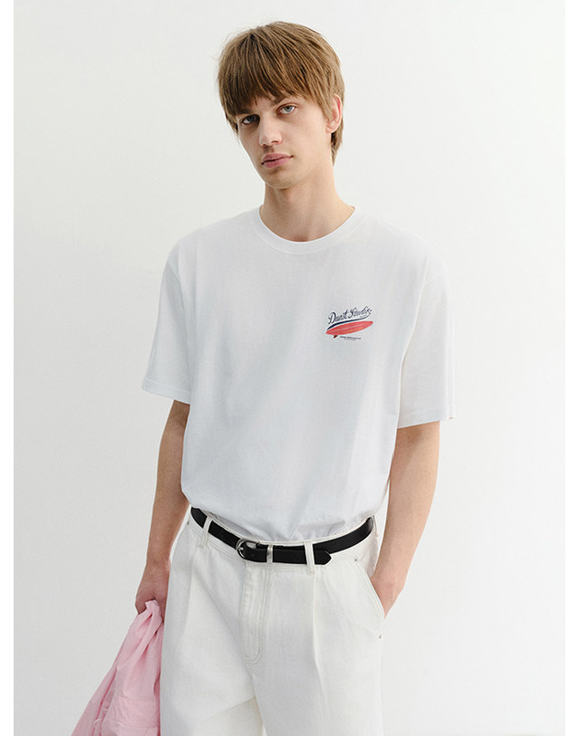던스트 UNISEX SUMMER HOLIDAY SURF BOARD T-SHIRT OFF WHITE_UDTS6B133OW 흰색 착용컷