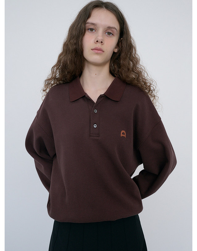 던스트 UNISEX LEATHER LOGO COLLARED T-SHIRT BROWN_UDTS6C110W2 브라운 착용컷