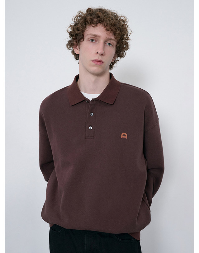 던스트 UNISEX LEATHER LOGO COLLARED T-SHIRT BROWN_UDTS6C110W2 브라운 착용컷