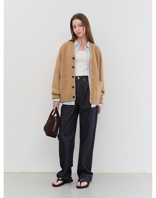 던스트 UNISEX BOYFRIEND KNIT CARDIGAN CAMEL_UDSW5C103CM 카멜 착용컷