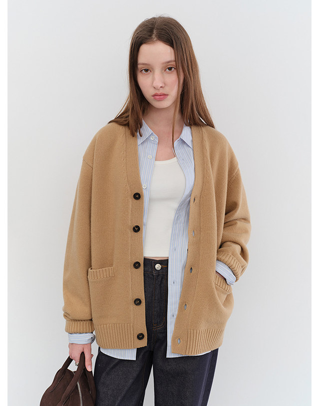 던스트 UNISEX BOYFRIEND KNIT CARDIGAN CAMEL_UDSW5C103CM 카멜 착용컷