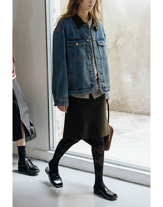 던스트 UNISEX CORDUROY COLLARED DENIM JACKET CLASSIC BLUE_UDJU5C115B2 블루 착용컷