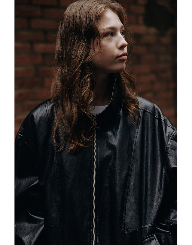 던스트 UNISEX ALTER-LEATHER WIND BREAKER BLACK_UDJU5C105BK 블랙 착용컷
