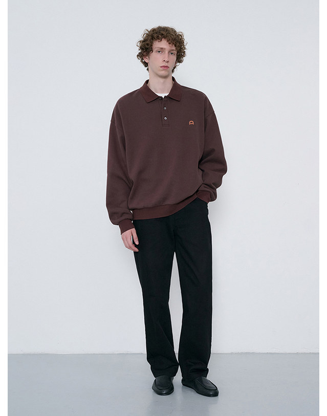 던스트 UNISEX LEATHER LOGO COLLARED T-SHIRT BROWN_M_UDTS6C110W2 브라운 착용컷