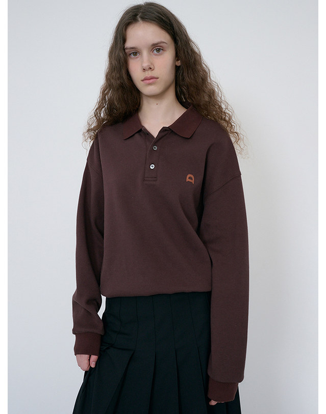 던스트 UNISEX LEATHER LOGO COLLARED T-SHIRT BROWN_M_UDTS6C110W2 브라운 착용컷