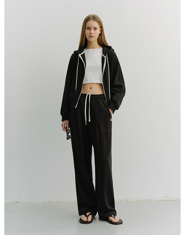 던스트 UNISEX LEATHER LOGO WIDE SWEAT PANTS BLACK_M_UDPA6A102BK 블랙 착용컷