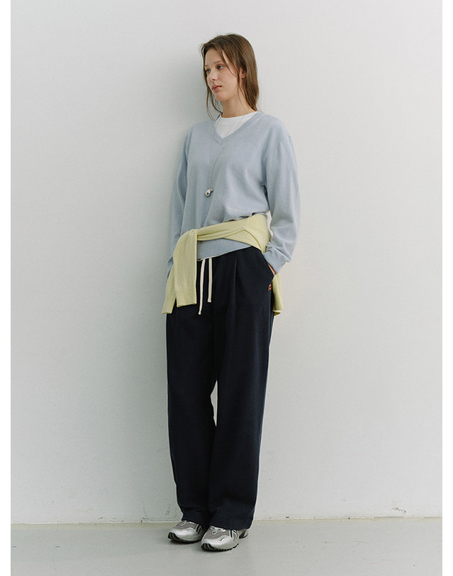 던스트 UNISEX LEATHER LOGO WIDE SWEAT PANTS FRENCH NAVY_M_UDPA6A102N2 네이비 착용컷