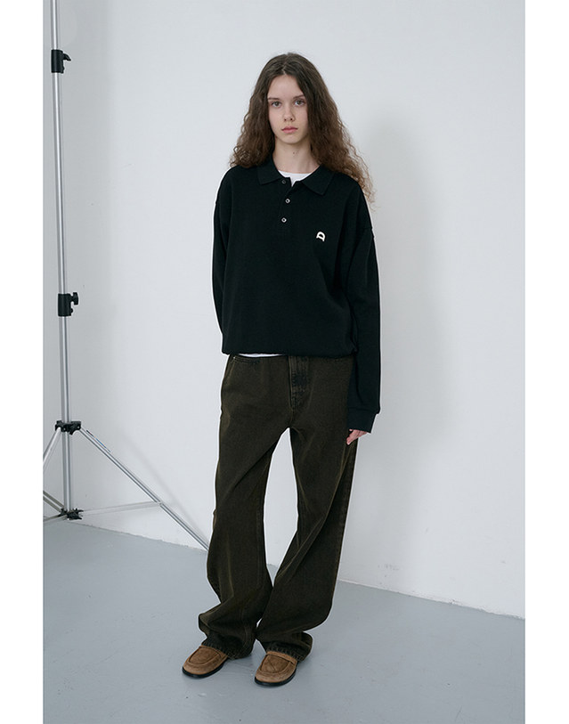던스트 UNISEX LEATHER LOGO COLLARED T-SHIRT BLACK_M_UDTS6C110BK 블랙 착용컷