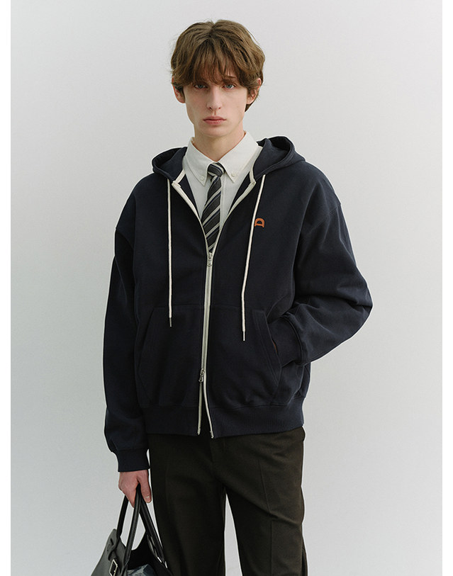 던스트 UNISEX LEATHER LOGO ZIP-UP HOODIE FRENCH NAVY_M_UDTS6A108N2 네이비 착용컷