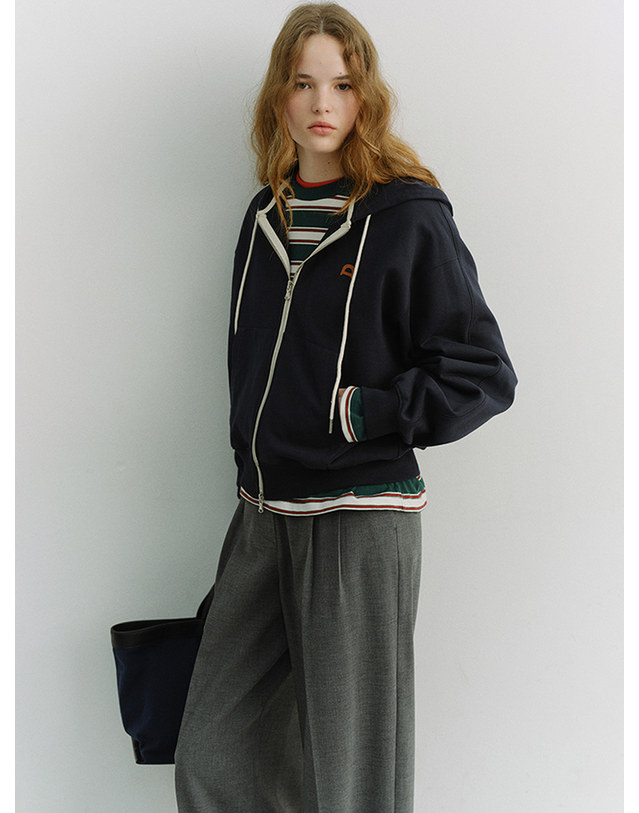 던스트 UNISEX LEATHER LOGO ZIP-UP HOODIE FRENCH NAVY_M_UDTS6A108N2 네이비 착용컷