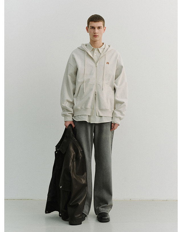 던스트 UNISEX LEATHER LOGO ZIP-UP HOODIE OATMEAL MELANGE_M_UDTS6A108I1 그레이 착용컷