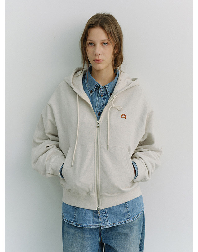 던스트 UNISEX LEATHER LOGO ZIP-UP HOODIE OATMEAL MELANGE_M_UDTS6A108I1 그레이 착용컷