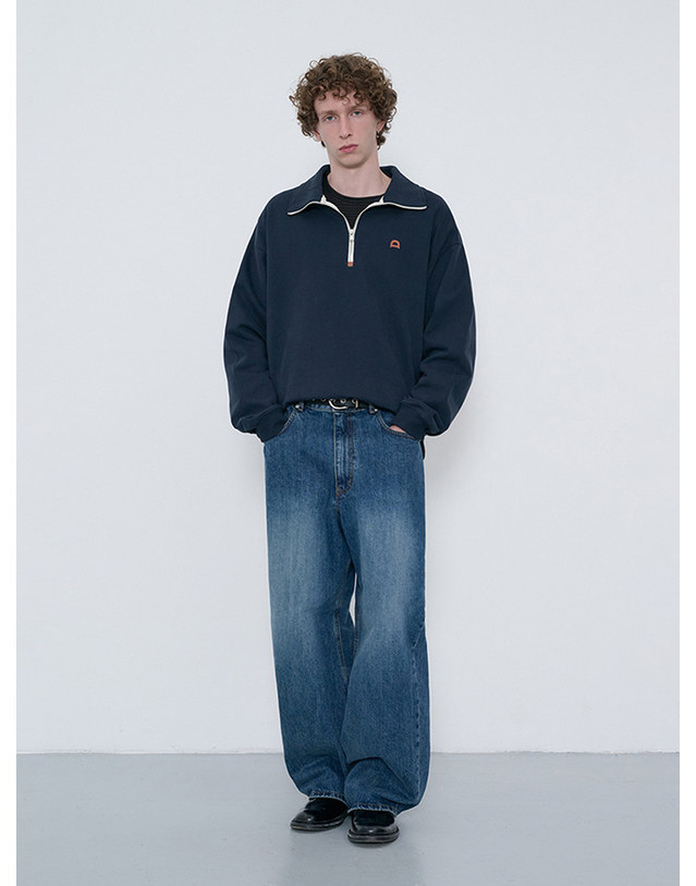던스트 UNISEX LEATHER LOGO HALF ZIP-UP SWEATSHIRT FRENCH NAVY_M_UDTS6C107N2 네이비 착용컷