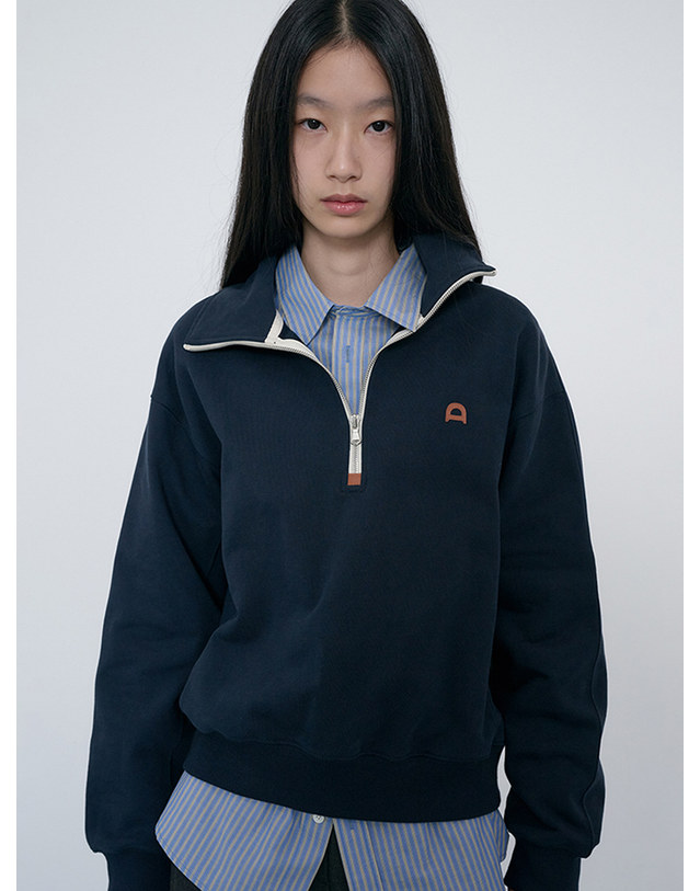 던스트 UNISEX LEATHER LOGO HALF ZIP-UP SWEATSHIRT FRENCH NAVY_M_UDTS6C107N2 네이비 착용컷