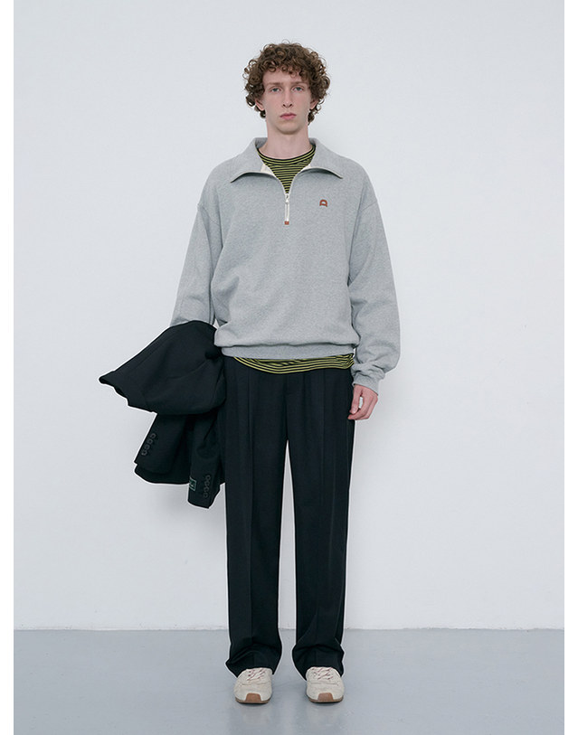 던스트 UNISEX LEATHER LOGO HALF ZIP-UP SWEATSHIRT MELANGE GREY_M_UDTS6C107G2 그레이 착용컷